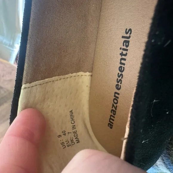 2 Women's Pointed-Toe Flats in Navy and Black 9 Like New - Picture 12 of 12